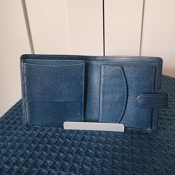 Louis Vuitton Authentic Epi Wallet Blue - Picture 4 of 10